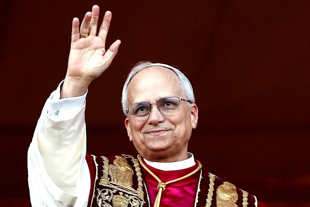 নির্বাচিত হওয়ার পর অনুসারীদের উদ্দেশে নতুন পোপ চতুর্দশ লিও। ভ্যাটিকান সিটি, ৮ মে