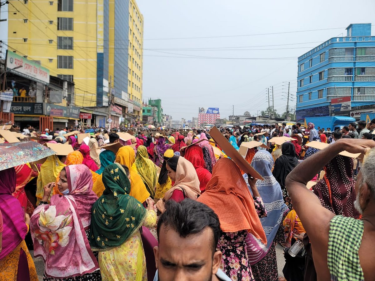 টঙ্গীর হোসেন মার্কেট এলাকায় এক মাসের বকেয়া বেতনের দাবিতে একটি পোশাক কারখানার শ্রমিকেরা বিক্ষোভ করেছেন। আজ শনিবার সকালে