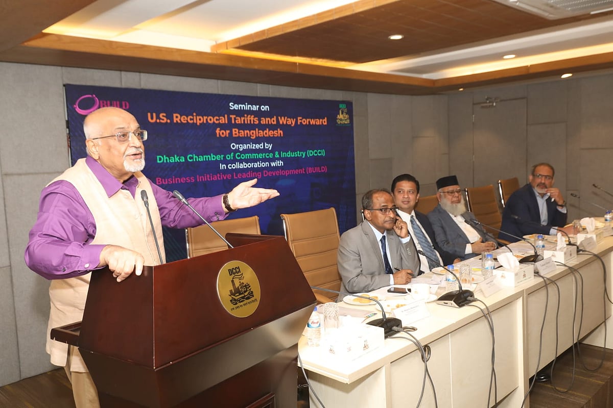 ঢাকা চেম্বার আয়োজিত ‘যুক্তরাষ্ট্রের পাল্টা শুল্ক নীতি ও বাংলাদেশের করণীয়’  শীর্ষক সেমিনারে কথা বলছেন দেবপ্রিয় ভট্টাচার্য