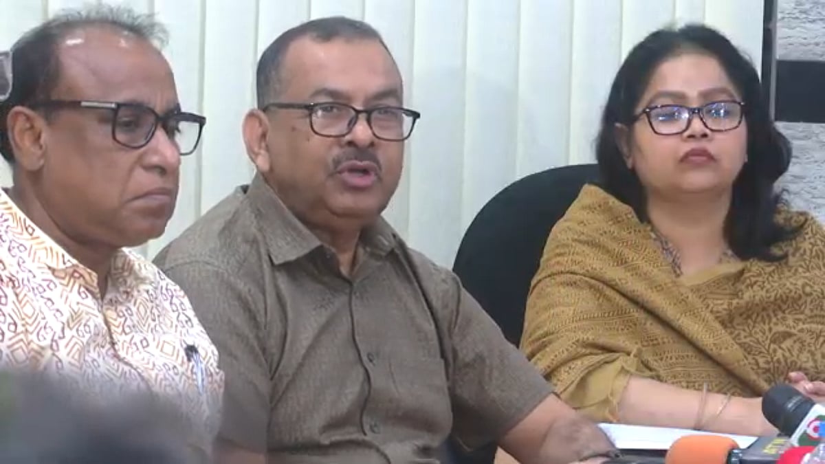 ঢাকা বিশ্ববিদ্যালয় প্রশাসনের সঙ্গে আলোচনা শেষে যৌথ সংবাদ সম্মেলনে  কথা বলেন ডিএমপি কমিশনার শেখ মো. সাজ্জাত আলী (মাঝে)