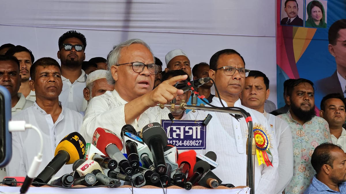 আরাফাত রহমান কোকো স্মৃতি গোল্ডকাপ ফুটবল টুর্নামেন্টে ফাইনাল খেলা উপলক্ষে আয়োজিত অনুষ্ঠানে বিএনপির জ্যেষ্ঠ যুগ্ম মহাসচিব রুহুল কবির রিজভী। আজ শনিবার নরসিংদীর মনোহরদীর ছাদত আলী আদর্শ উচ্চবিদ্যালয় মাঠে