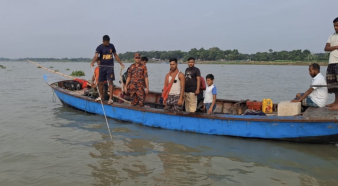 মাদারীপুরে আড়িয়াল খাঁ নদে নিখোঁজ যুবকের সন্ধানে উদ্ধার অভিযান চালায় ফায়ার সার্ভিসের ডুবুরিদল। আজ বেলা বেলা সাড়ে ১১টার দিকে পাঁচখোলা ইউনিয়নের বাহেরচর কাতলা এলাকায়