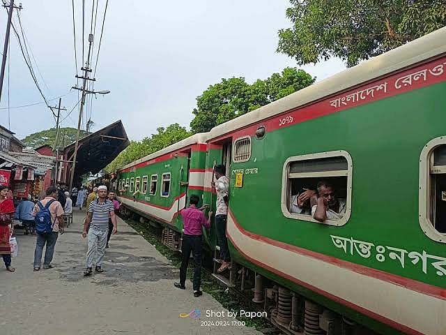 নেত্রকোনায় চলন্ত ট্রেনে বগি রেখে বিচ্ছিন্ন হলো ইঞ্জিন। আড়াই ঘণ্টা ধরে যাত্রীদের ভোগান্তি