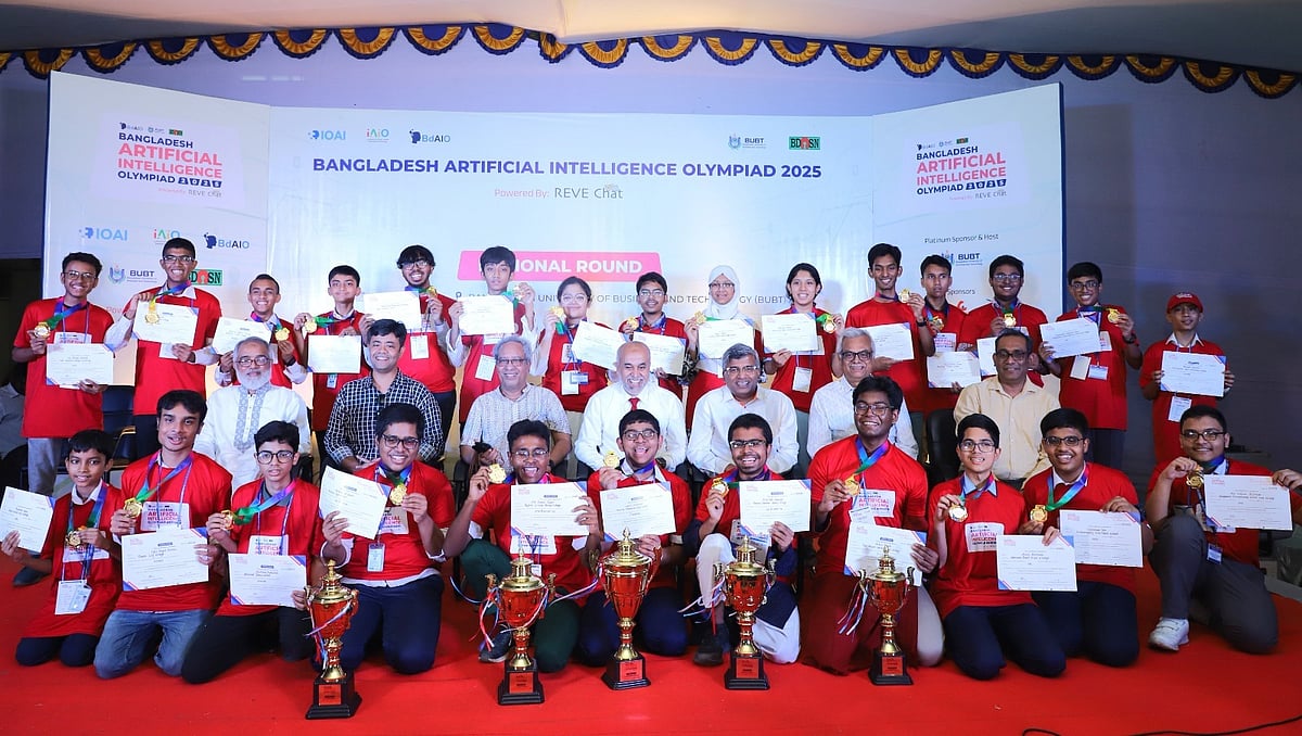 ‘বাংলাদেশ আর্টিফিশিয়াল ইন্টেলিজেন্স অলিম্পিয়াড ২০২৫ ’-এর জাতীয় পর্বের  বিজয়ীদের সঙ্গে অতিথি ও আয়োজকেরা