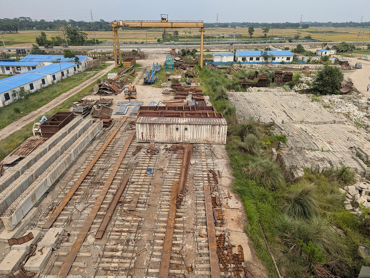 চলছে আশুগঞ্জ-আখাউড়া চার লেন মহাসড়কের প্রকল্পকাজ। ব্রাহ্মণবাড়িয়ার রামরাইল এলাকায়, ৩০ এপ্রিল
