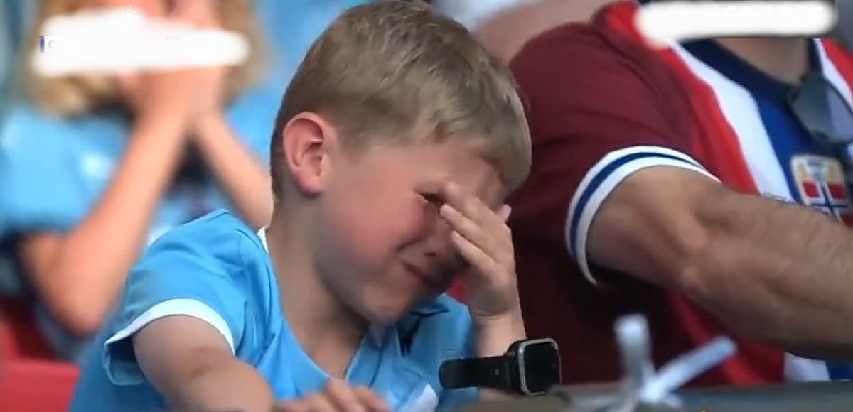 কাঁদছে সিটি ভক্ত ছোট শিশু