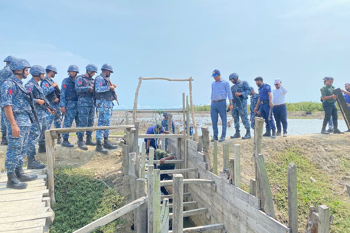 কক্সবাজারের সোনাদিয়া দ্বীপের প্যারাবন ধ্বংস করে তৈরি চিংড়িঘেরে ইউএনও মো. হেদায়েত উল্যাহর নেতৃত্বে উচ্ছেদ অভিযান চালান যৌথ বাহিনীর সদস্যরা। আজ দুপুরে