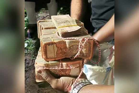 উদ্ধার হওয়া টাকার একটি অংশ