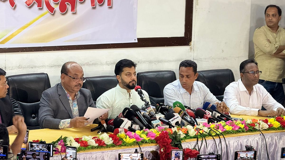 আজ শনিবার সন্ধ্যায় ঢাকার জাতীয় প্রেসক্লাবে জরুরি সংবাদ সম্মেলন করেন ইশরাক হোসেন