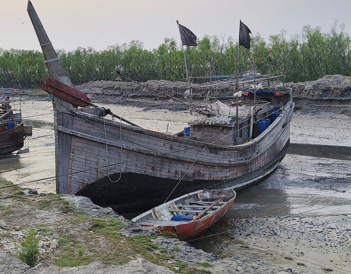 চট্টগ্রাম নগরের রানী রাসমনি ঘাট থেকে নৌ-পুলিশের হাতে জব্দ ৩৪০ বস্তা ইউরিয়া সারসহ জব্দ ফিশিং ট্রলার। পুলিশের দাবি, এসব সার মিয়ানমারে পাচারের চেষ্টা হচ্ছিল
