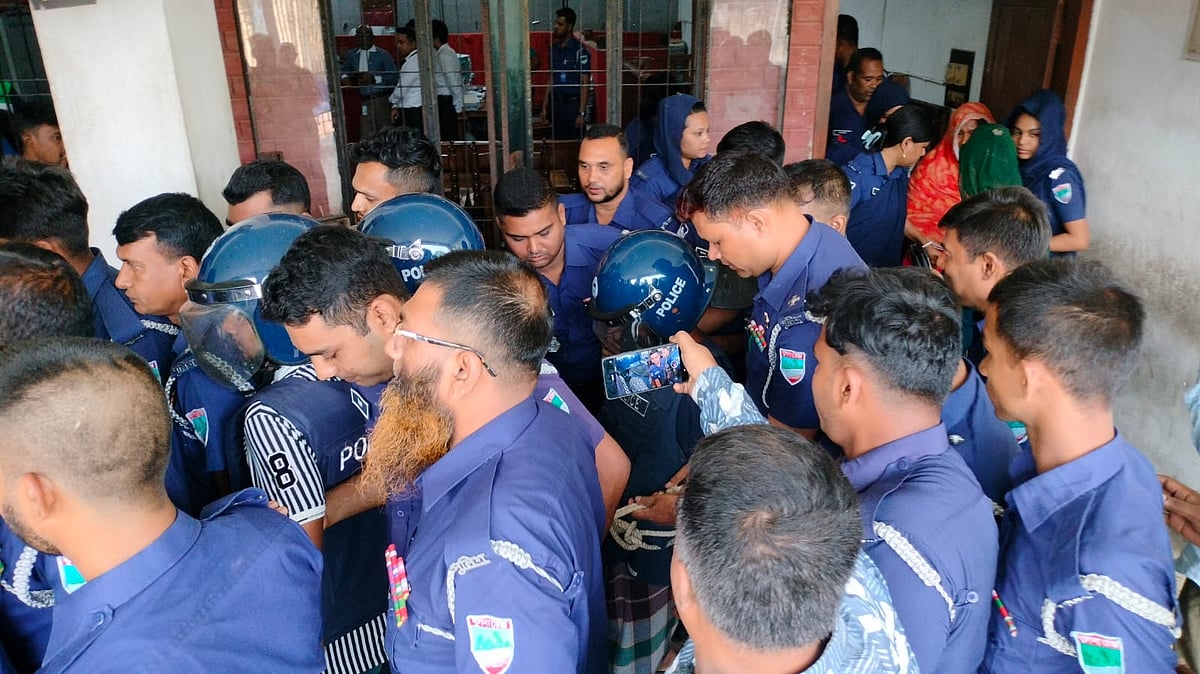 আসামিদের কড়া নিরাপত্তায় আদালত থেকে কারাগারে নিয়ে যাওয়া হয়। আজ শনিবার মাগুরা জেলা ও দায়রা জজ আদালতে