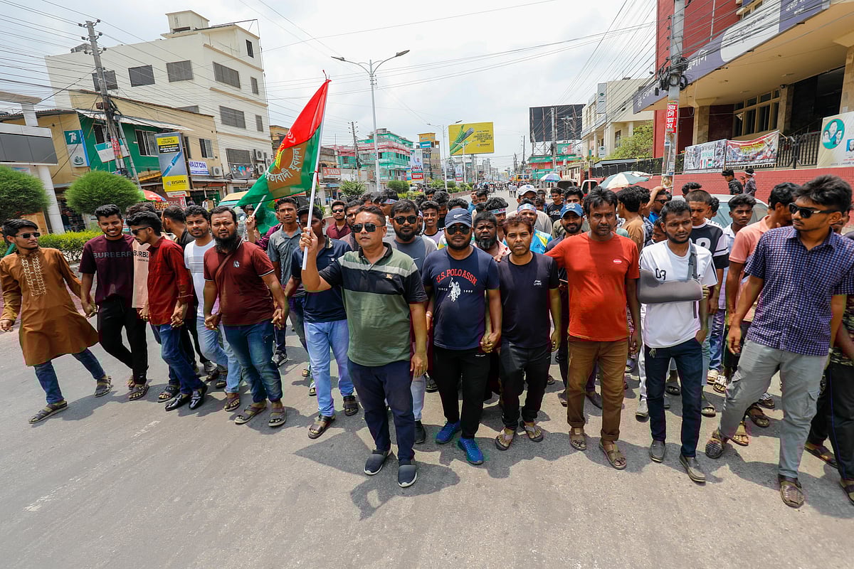 খুলনা-বরিশাল বিভাগের সমন্বয়ে তারুণ্যের রাজনৈতিক অধিকার প্রতিষ্ঠার সমাবেশের ডাক দিয়েছে বিএনপি। সকাল থেকেই খুলনা শহরে এই সমাবেশকে ঘিরে দলের নেতা–কর্মীদের মধ্যে উদ্দীপনা দেখা যাচ্ছে। মিছিল নিয়ে সমাবেশের মাঠে যাচ্ছেন একদল নেতা–কর্মী। বেলা ১২টার দিকে খুলনা শহরের ডাকবাংলা এলাকায়