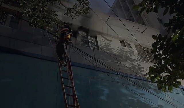 মতিঝিলের একটি আবাসিক ভবনে আগুন লাগার ঘটনা ঘটেছে