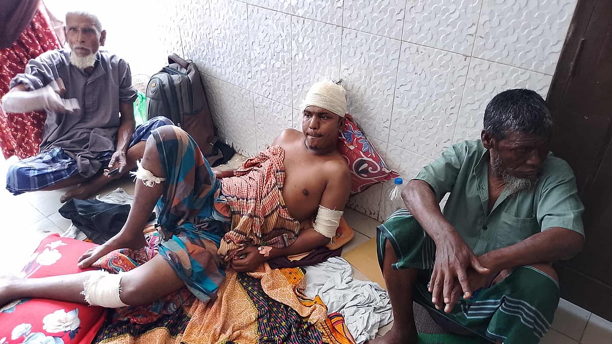 মারধরে আহত প্রবাসীকে নড়াইল সদর হাসপাতালে চিকিৎসা দেওয়া হচ্ছে। শনিবার দুপুরে