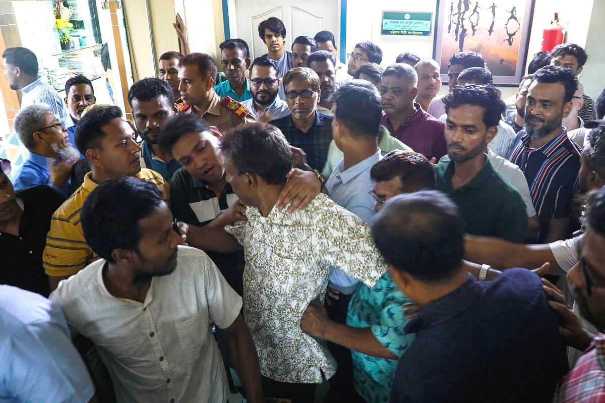 অস্থায়ী পশুর হাটের ইজারা নিয়ে হাতাহাতিতে জড়িয়ে পড়ে দুটি পক্ষ। আজ দুপুরে চট্টগ্রাম সিটি করপোরেশন কার্যালয়ে