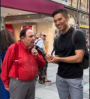 ভিয়েনার রাস্তায় এক পথচারীর সঙ্গে আলাপ করছেন ইউজি বেলেজা