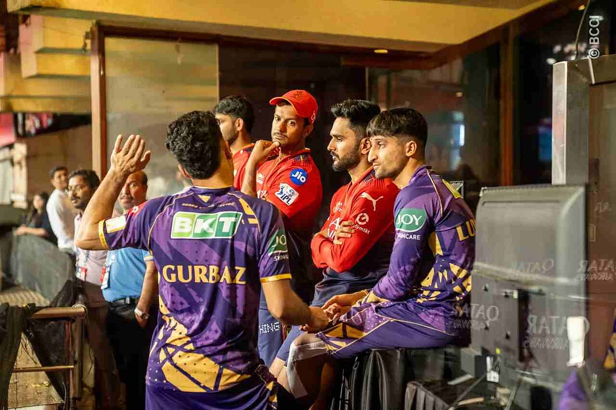 মাঠে বৃষ্টিতে খেলা হচ্ছে না, বাইরে আড্ডায় দুই দলের ক্রিকেটাররা