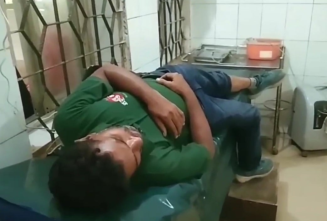 আহত উজ্জ্বল হোসেনকে সাভার উপজেলা স্বাস্থ্য কমপ্লেক্সে চিকিৎসা দেওয়া হয়। শনিবার দুপুরে