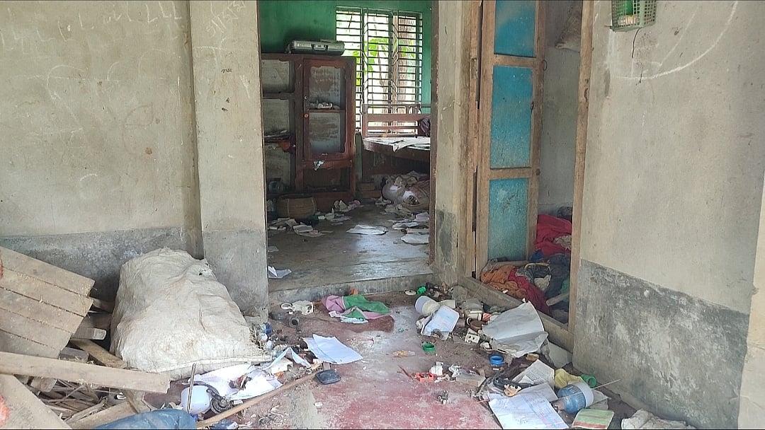 নড়াইলের কালিয়া উপজেলার কাঞ্চনপুরে প্রতিপক্ষের হামলা-ভাঙচুর ও লুটপাটের পর  এক নারীর বাড়ির দৃশ্য এটি। গতকার শুক্রবার দুপুরে