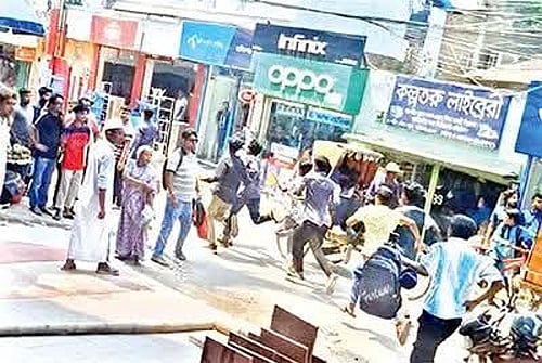 মানিকগঞ্জ শহরে প্রতিপক্ষকে ধারালো অস্ত্র নিয়ে ধাওয়া করে একদল কিশোর। গত ১৩ মে দুপুরে শহরের শহীদ রফিক সড়কে