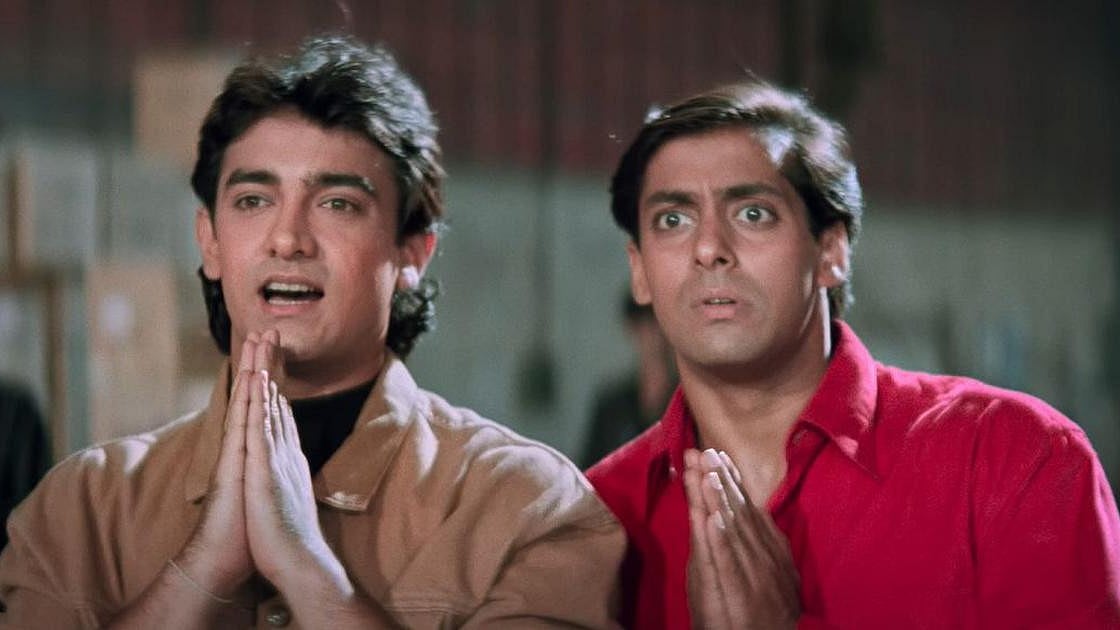 ‘আন্দাজ আপনা আপনা’ সিনেমায় আমির ও সালমান খান। আইএমডিবি