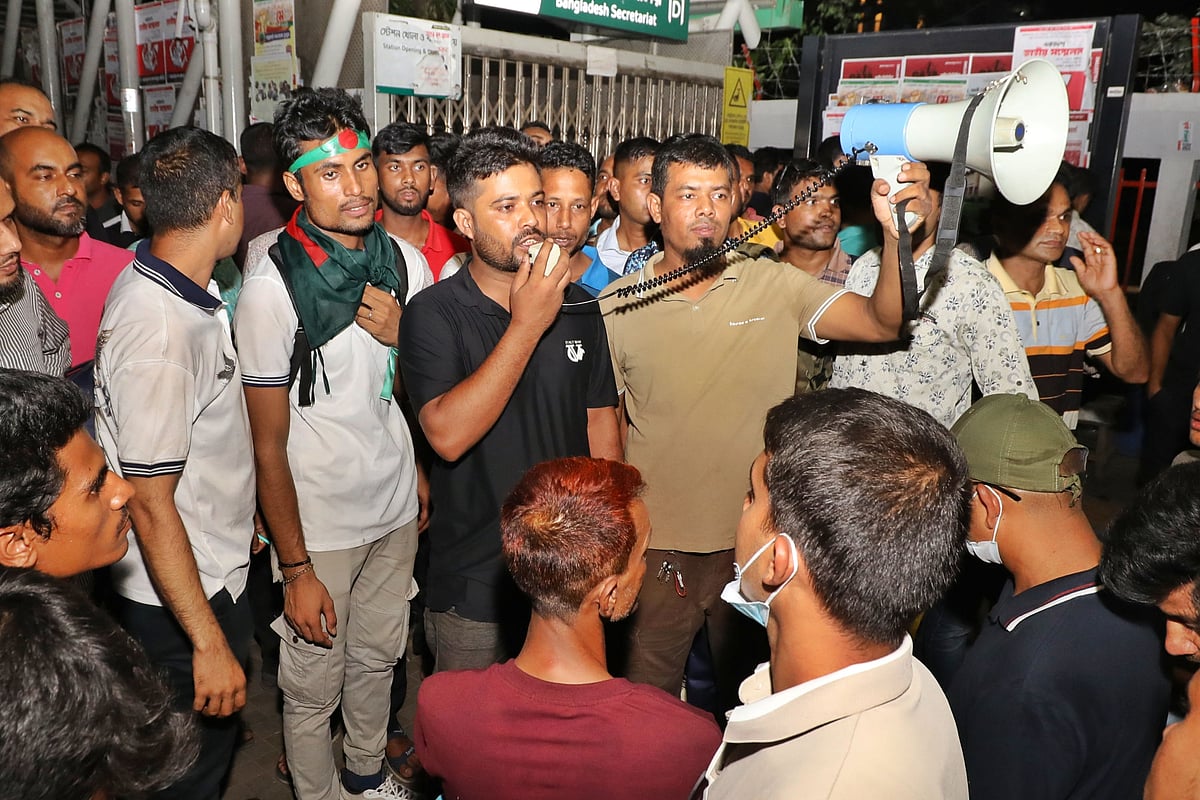 সেনাবাহিনীর ঊর্ধ্বতন কর্মকর্তাদের সঙ্গে দ্বিতীয় দফা বৈঠক শেষে কর্মসূচি স্থগিত ঘোষণা করেছে বিভিন্ন সময় সশস্ত্র বাহিনী থেকে চাকরিচ্যুত ব্যক্তিদের সংগঠন বাংলাদেশ সহযোদ্ধা প্ল্যাটফর্ম (বিসিপি)। আজ রোববার সন্ধ্যায় জাতীয় প্রেসক্লাব এলাকায়