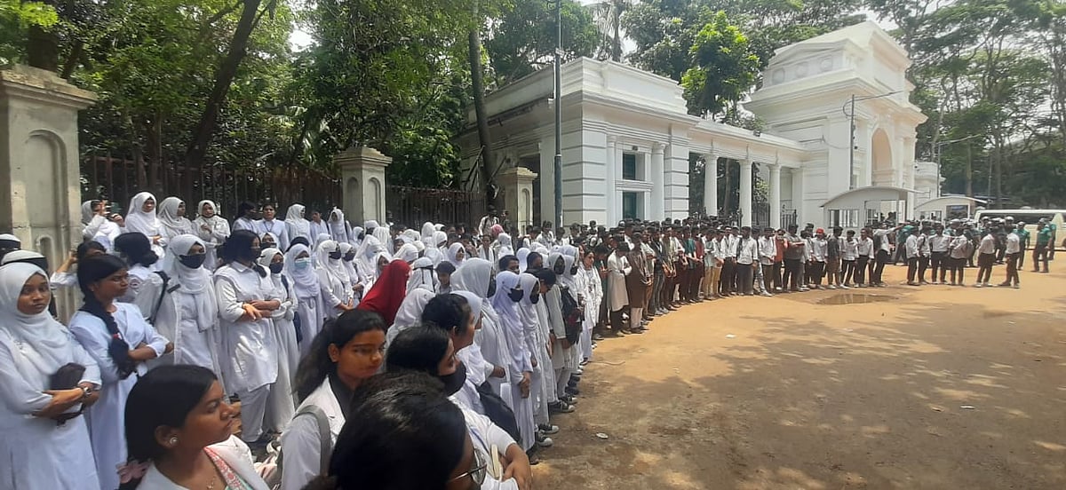 ঢাকার সব পলিটেকনিক ইনস্টিটিউটের শিক্ষার্থীদের বিক্ষোভ। রোববার, হাইকোর্টের মাজার গেটের সামনে