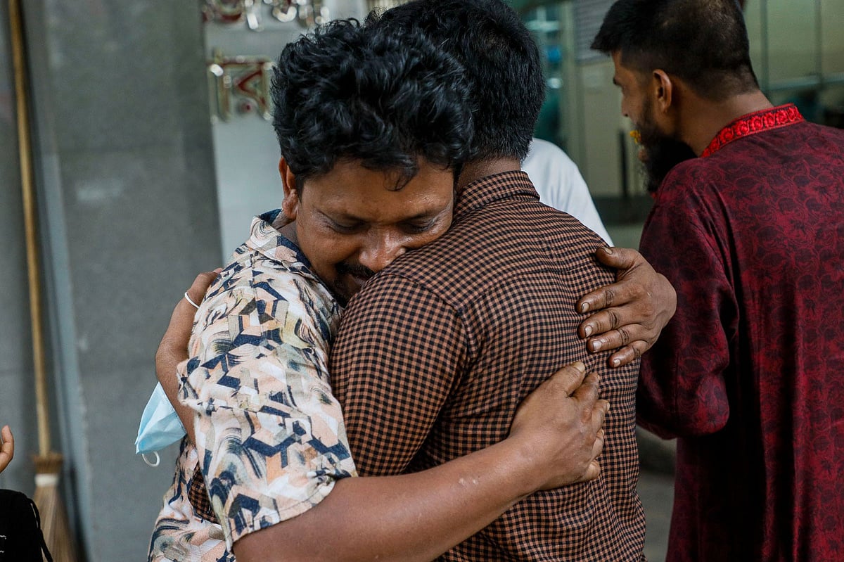 ছেলের মৃত্যুতে কান্নায় ভেঙে পড়েন কিশোর রবিউলের বাবা। আজ দুপুরে চট্টগ্রাম মেডিকেল কলেজ হাসপাতালের মর্গের সামনে