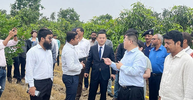 চীনের রাষ্ট্রদূত ইয়াও ওয়েন সম্প্রতি চাঁপাইনবাবগঞ্জে আমের বাগান পরিদর্শন করেন