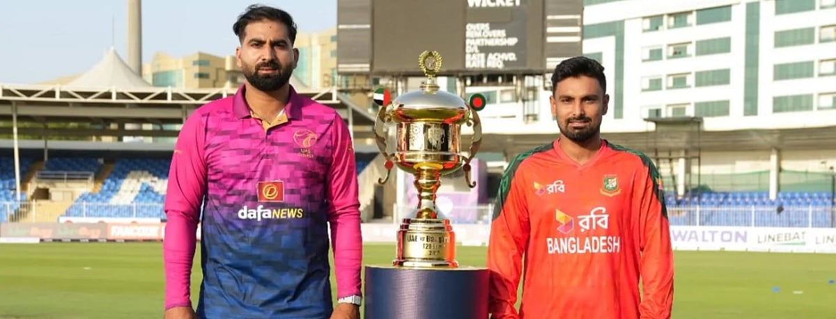 টি–টোয়েন্টি সিরিজের ট্রফি মাঝে রেখে দুই অধিনায়ক—বাংলাদেশের লিটন দাস (ডানে) ও আরব আমিরাতের মোহাম্মদ ওয়াসিম