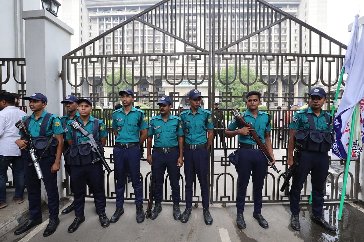 নগর ভবনের সামনে পুলিশের অবস্থান। আজ রোববার সকালে