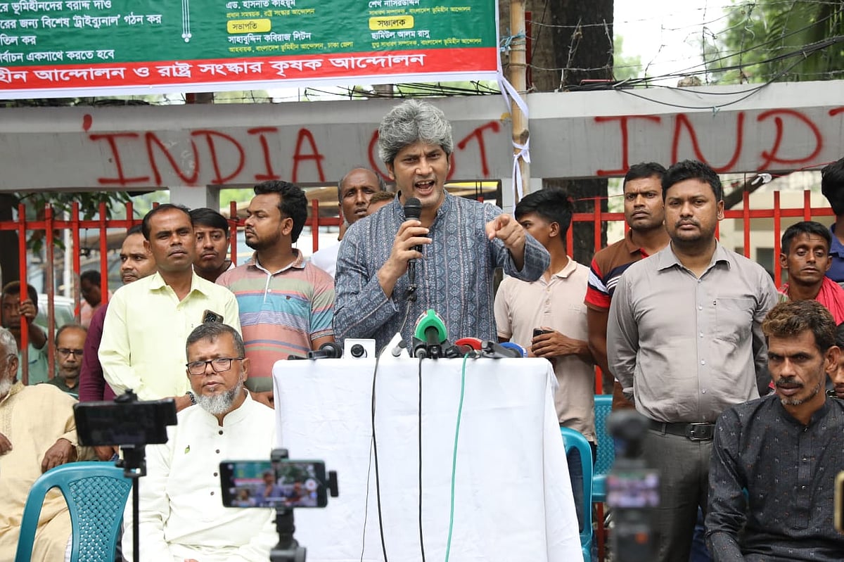 ‘ভূমিহীন কৃষক সমাবেশে’ বিশেষ অতিথি হিসেবে বক্তব্য দেন গণসংহতি আন্দোলনের প্রধান সমন্বয়কারী জোনায়েদ সাকি। আজ রোববার দুপুরে জাতীয় প্রেসক্লাবের সামনে