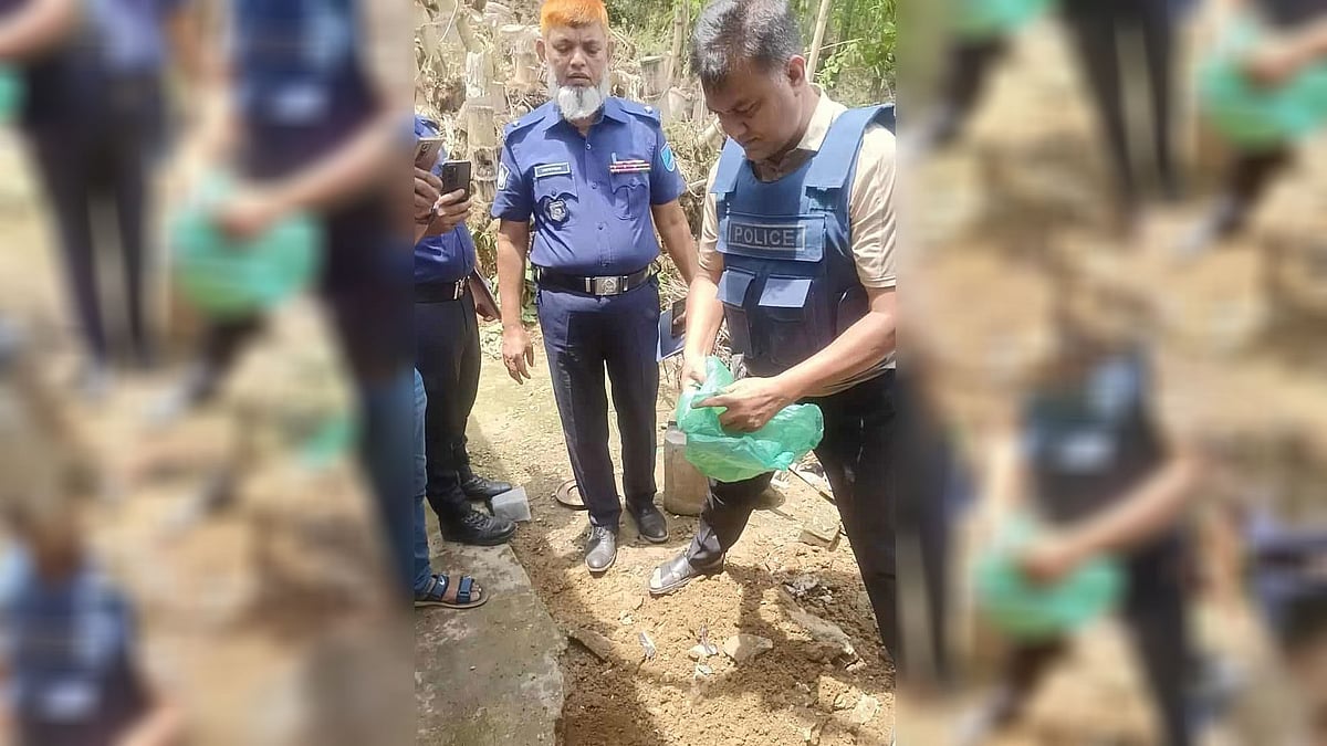 বান্দরবানের লামায় মাটি খুঁড়ে টাকা উদ্ধার করছেন পুলিশ কর্মকর্তারা