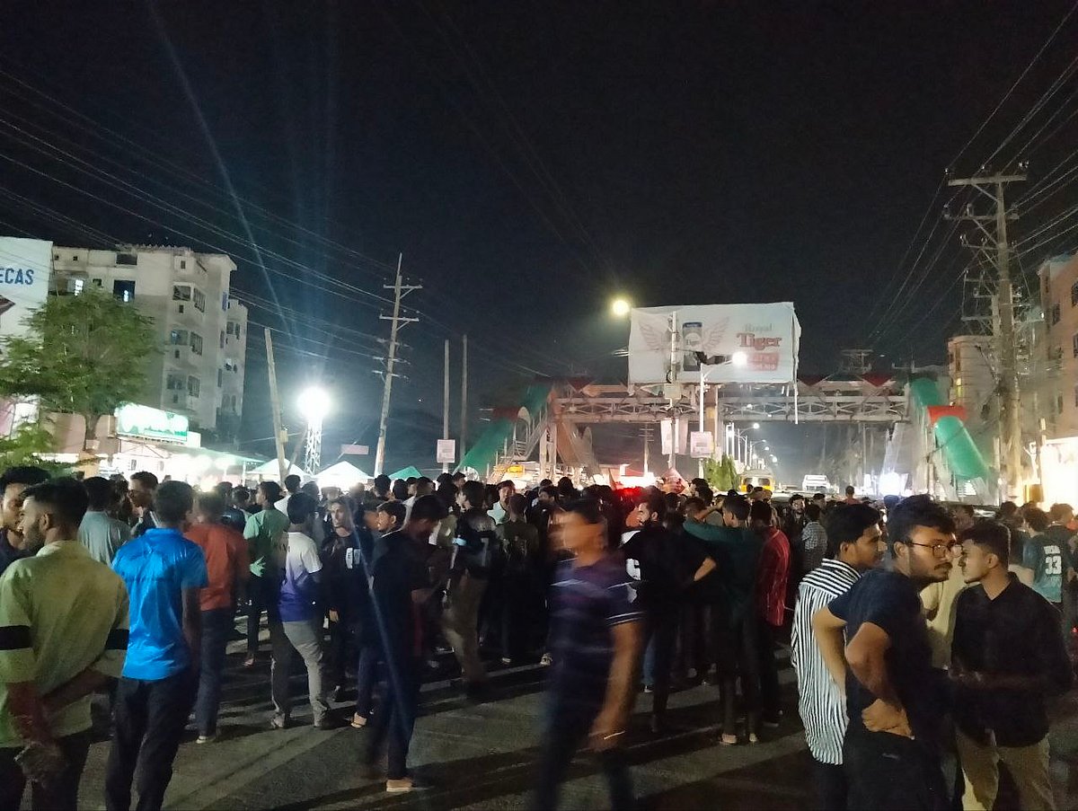 শিক্ষককে মারধরের প্রতিবাদে শিক্ষার্থীদের সিলেট-সুনামগঞ্জ সড়ক অবরোধ। আজ রাত ১১টার দিকে বিশ্ববিদ্যালয়ের প্রধান ফটকের সামনে