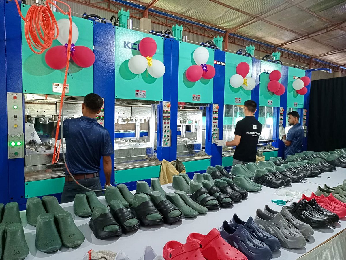 গাজীপুরের কাপাসিয়ায় নির্মিতব্য লোটো বাংলাদেশের নতুন কারখানার একটি অংশে সীমিত পরিসরে ইতিমধ্যে জুতা তৈরি শুরু হয়েছে