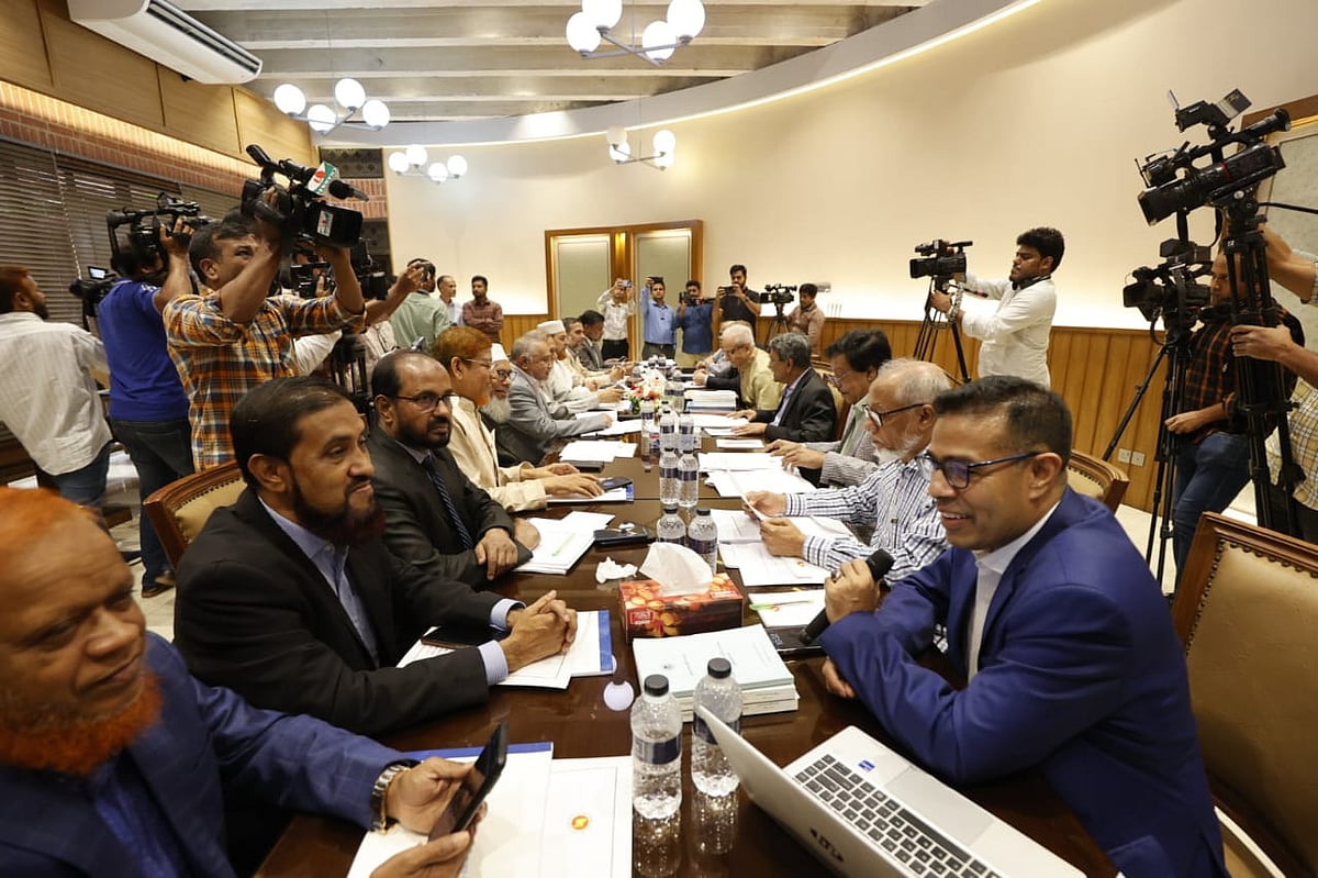 জামায়াতের সঙ্গে ঐকমত্য কমিশনের দ্বিতীয় দফার বৈঠক শুরু হয় সকাল সাড়ে ১০টার দিকে। এলডি হল, জাতীয় সংসদ ভবন