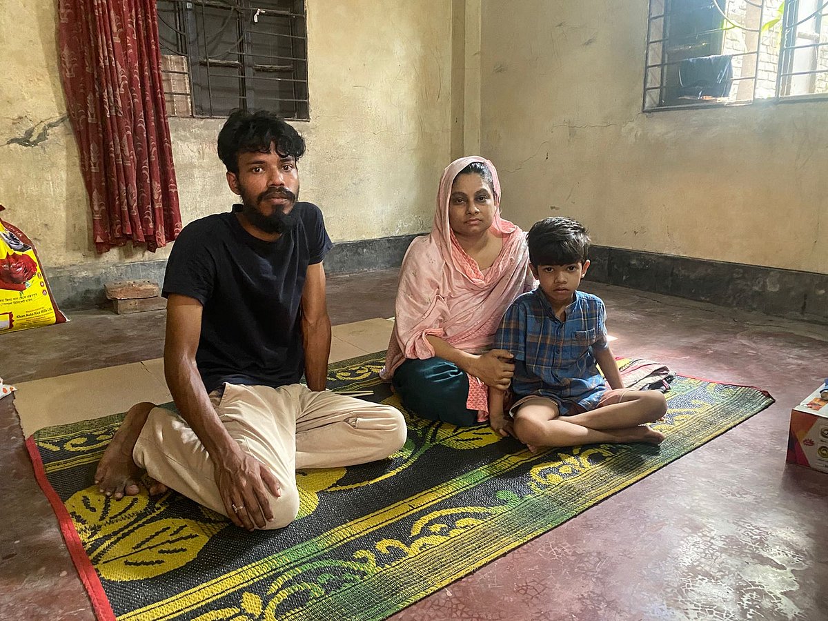 প্রায় পরিত্যক্ত একটি ঘরে আশ্রয় জুটেছে মূসা–অনন্যা দম্পতির। গতকাল শনিবার নারায়ণগঞ্জ সদর উপজেলার লামাপাড়া এলাকায়