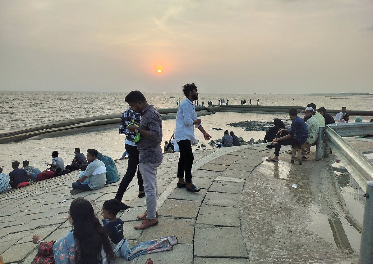 সড়ক বসে দেখা যায় সূর্যাস্তের মনোরম দৃশ্য। তাই বিকেলে বাড়ে দর্শনার্থীদের ভিড়। গত শুক্রবার বিকেলে সীতাকুণ্ডের বাঁশবাড়িয়া ফেরিঘাট অ্যাপ্রোচ সড়কে