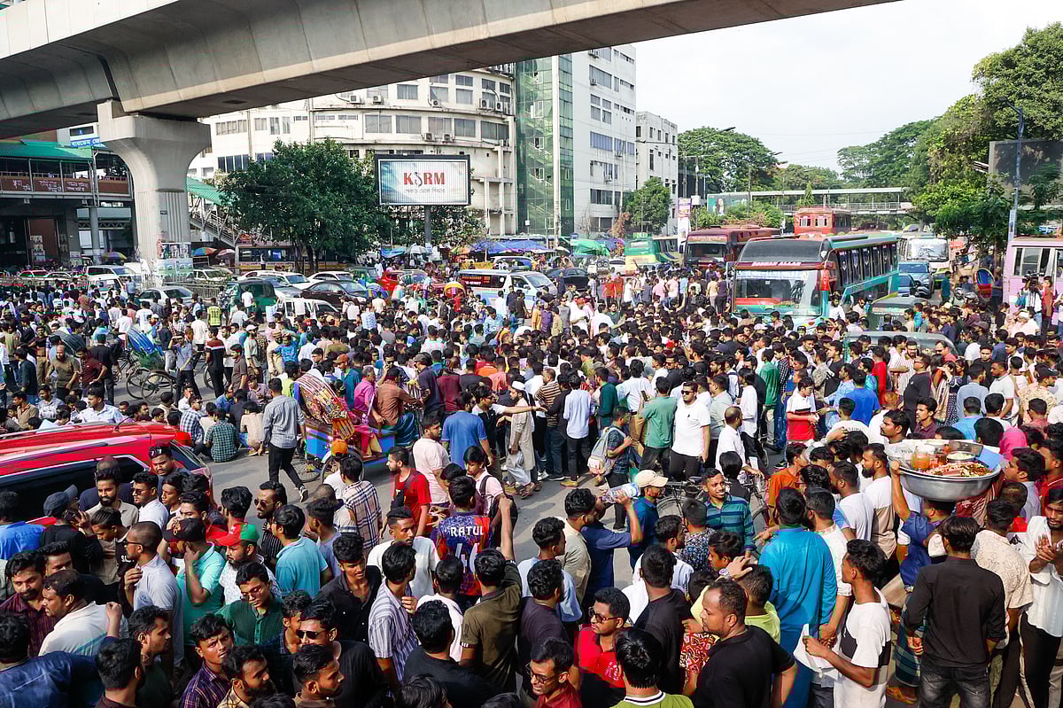 শাহরিয়ারের হত্যা মামলার তদন্তে গাফিলতি ও প্রকৃত খুনিদের গ্রেপ্তারের দাবিতে আজ রোববার বিকেলে পৌনে দুই ঘণ্টা রাজধানীর শাহবাগ মোড় অবরোধ করেন ছাত্রদলের নেতা-কর্মীরা। সেখান থেকে সরকারকে হুঁশিয়ারি দিয়েছেন সংগঠনটির কেন্দ্রীয় নেতারা