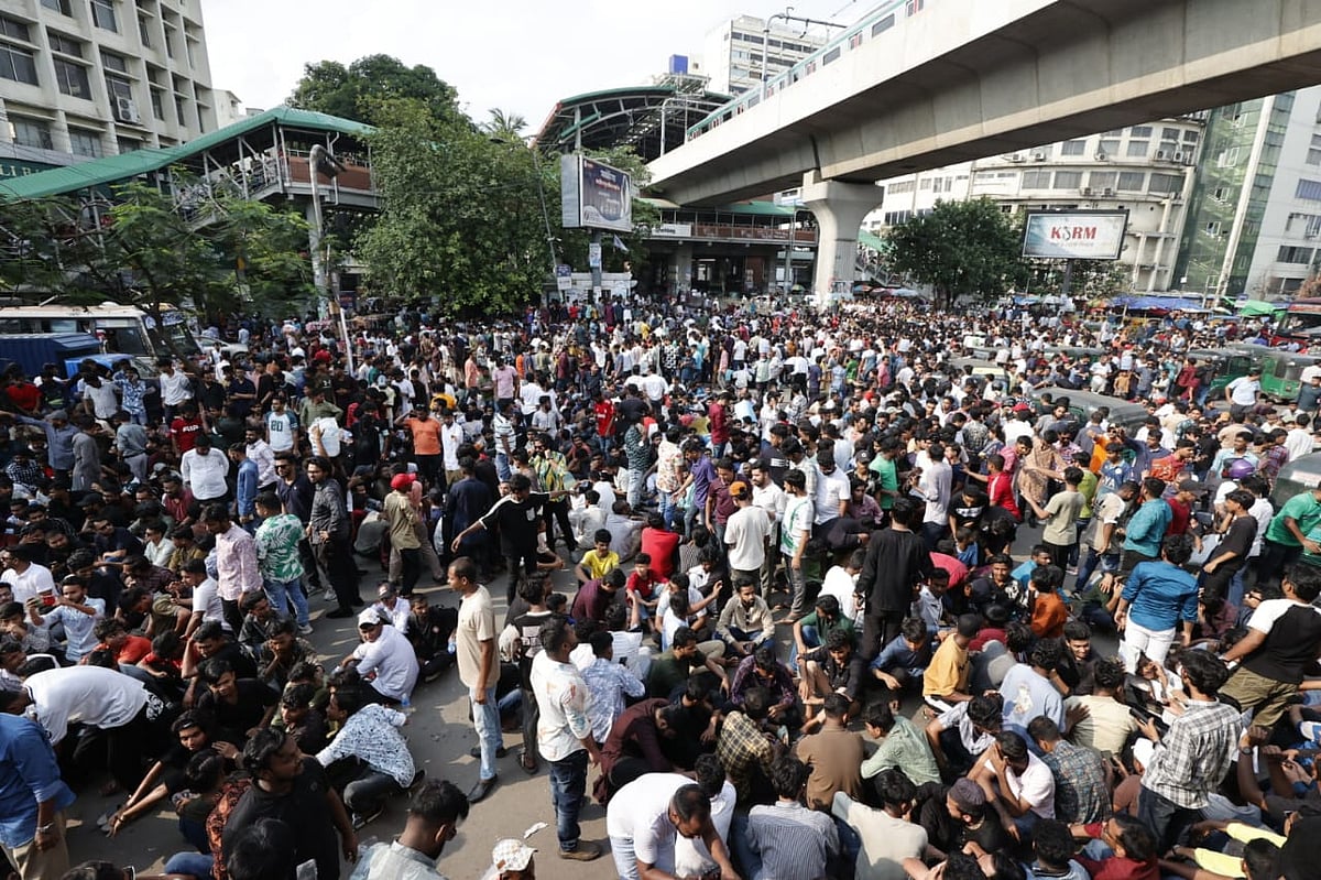 আজ রোববার বিকেল পৌনে চারটার দিকে ছাত্রদলের নেতা-কর্মীরা শাহবাগ অবরোধ করেছেন