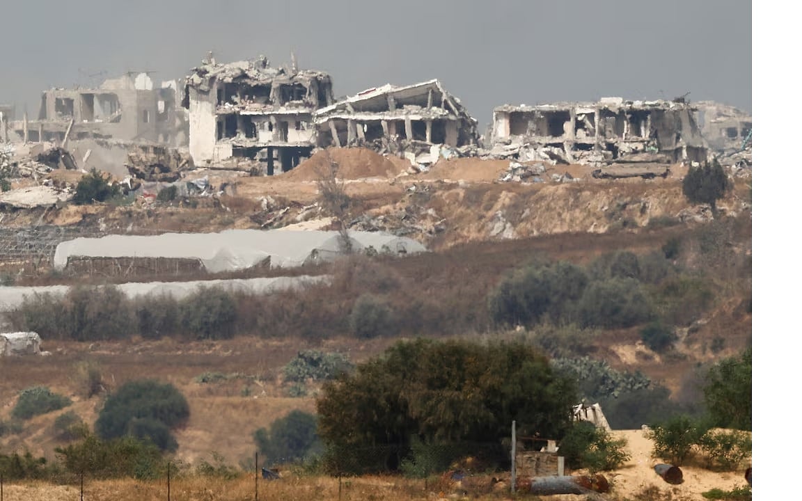 গাজায় ইসরায়েলি সামরিক বাহিনীর হামলায় বিধ্বস্ত ভবন। ১৭ মে ২০২৫