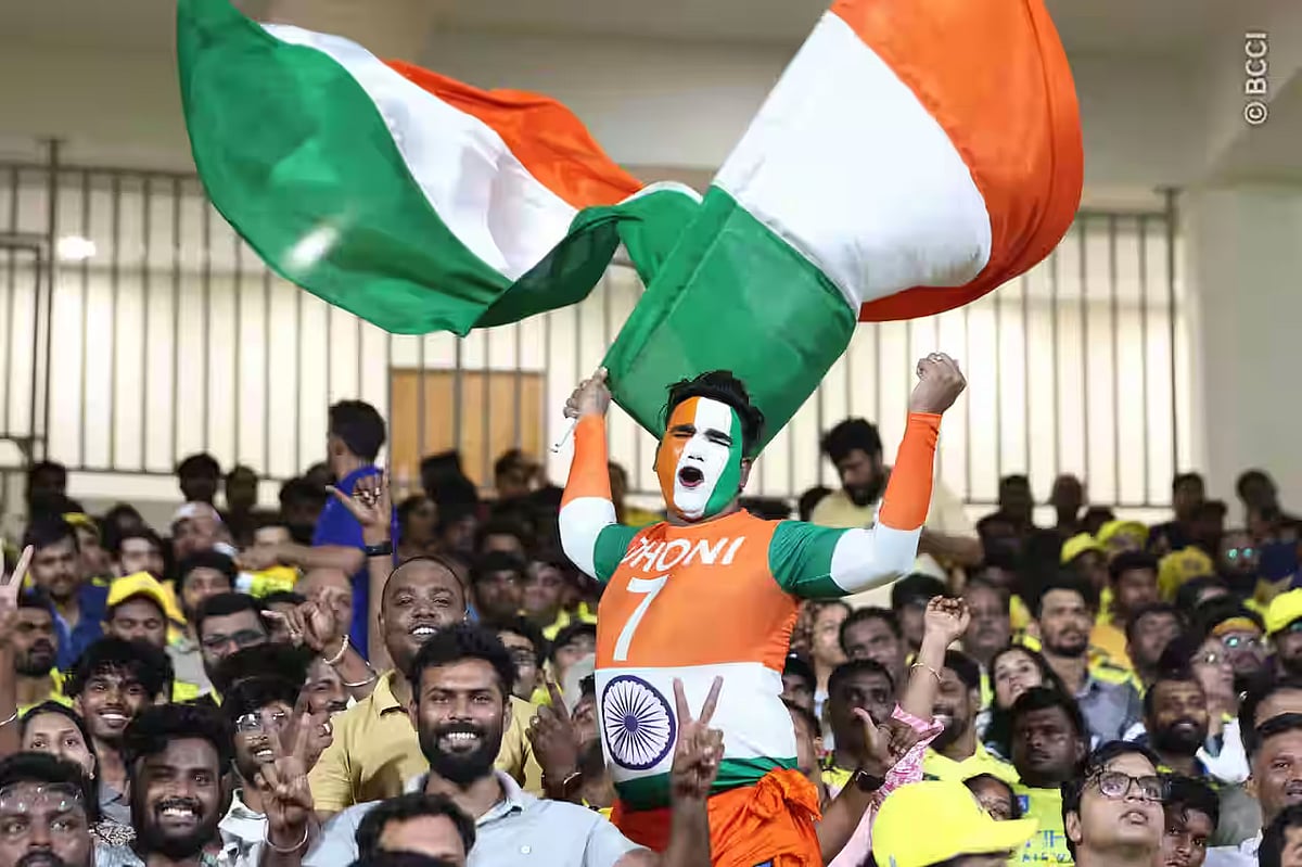 চেন্নাইয়ের গ্যালারিতে ভারতের পতাকা হাতে এক ধোনি–ভক্ত।