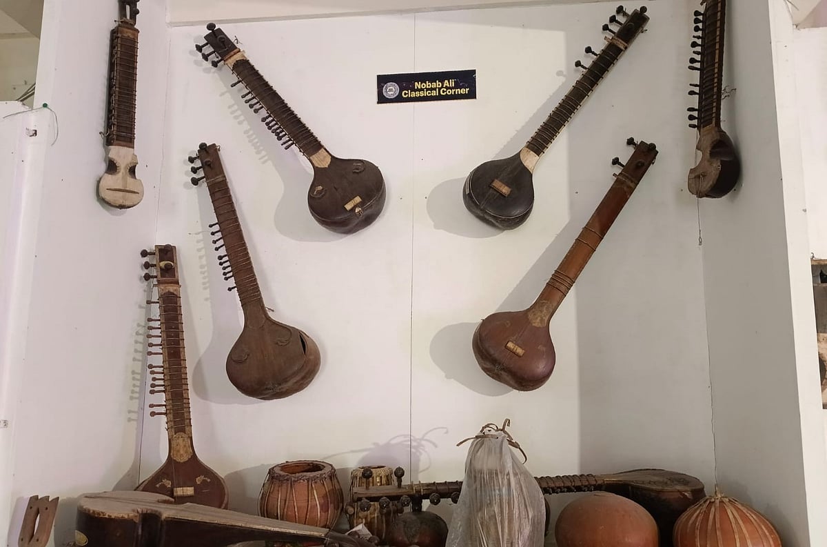 তিন পুরুষ ধরে বাদ্যযন্ত্র বেচাবিক্রির সঙ্গে জড়িত সংগীত জাদুঘরের প্রতিষ্ঠাতা রেজাউল করিমের পরিবার