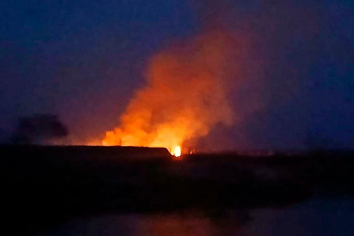 কক্সবাজারের সোনাদিয়ার প্যারাবনে আগুনের দৃশ্য। রাতের অন্ধকারে পেট্রল ঢেলে এভাবে আগুন দিয়ে প্যারাবন পুড়িয়ে গড়ে তোলা হচ্ছিল চিংড়ি ঘের। সম্প্রতি সোনাদিয়া দ্বীপ থেকে তোলা। দ্বীপের একজন বাসিন্দার মুঠোফোনে ধারণ করা হয় এই ছবি