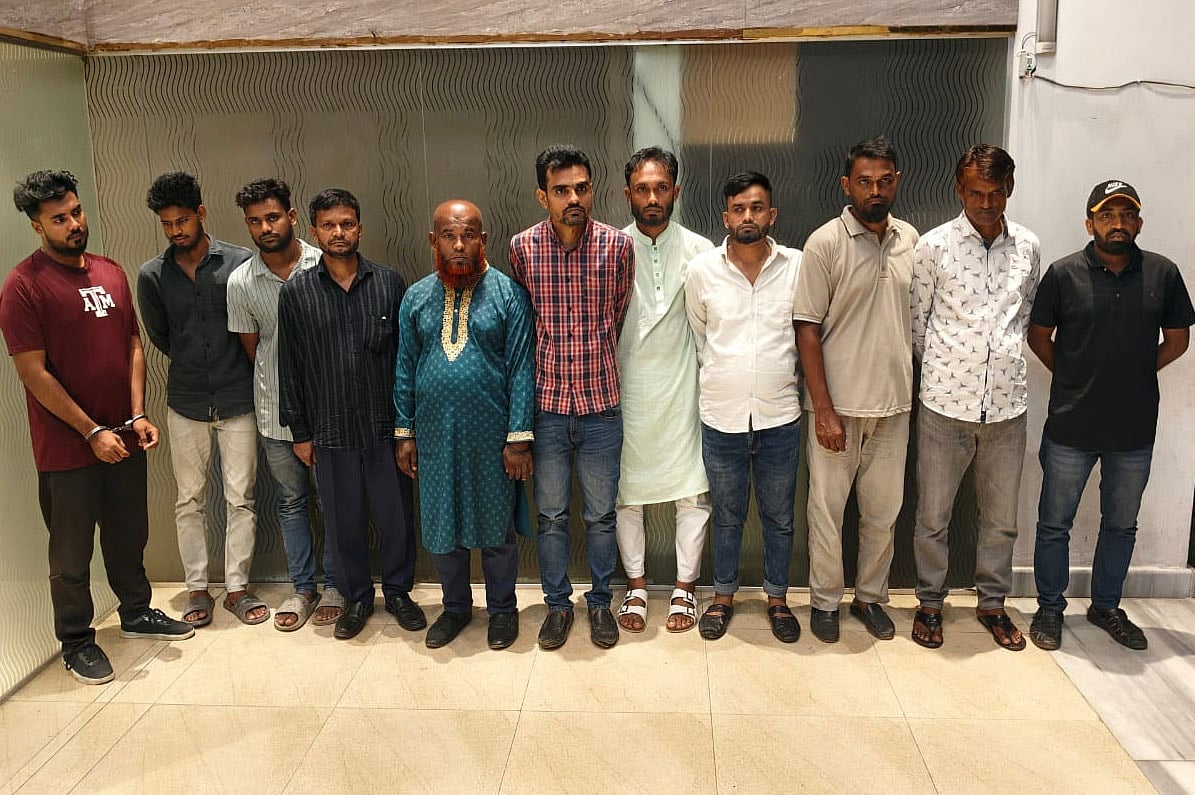 রাজধানীর গুলিস্তান থেকে মিছিলের সময় আওয়ামী লীগের ১১ নেতাকর্মী আটক করেছে ঢাকা মহানগর গোয়েন্দা পুলিশ