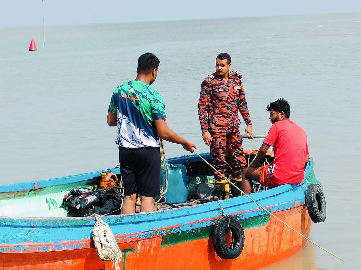 সিফাতকে উদ্ধারে ফায়ার সার্ভিসের উদ্ধার অভিযান। আজ সকালে সীতাকুণ্ডের বাঁশবাড়িয়া উপকূলে