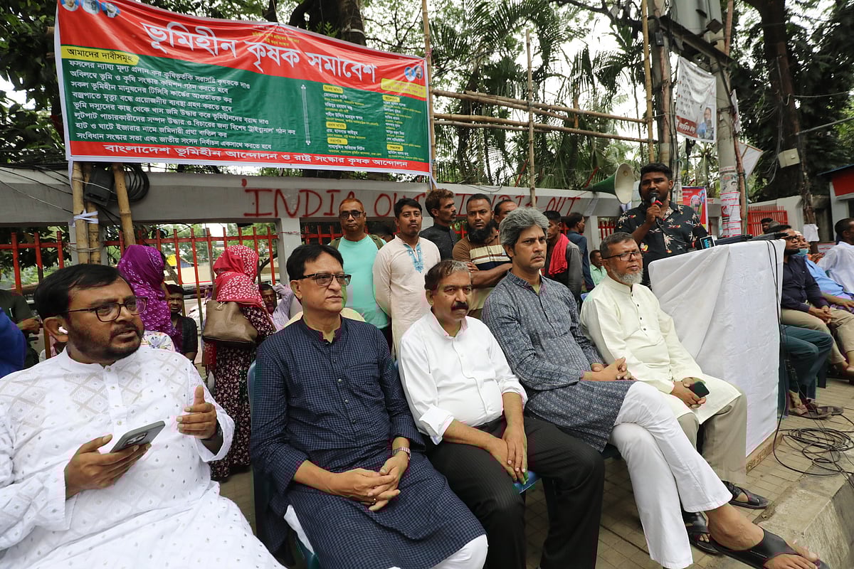 বাংলাদেশ ভূমিহীন আন্দোলন ও রাষ্ট্র সংস্কার কৃষক আন্দোলন আয়োজিত ‘ভূমিহীন কৃষক সমাবেশে’ বক্তারা। উপস্থিত ছিলেন জোনায়েদ সাকি, হাসনাত কাইয়ুম, মজিবুর রহমান মঞ্জু। আজ রোববার জাতীয় প্রেসক্লাবের সামনে