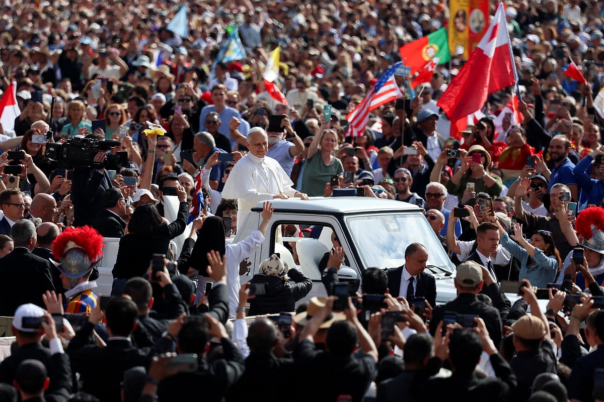 অভিষেক হয়েছে পোপ লিও চতুর্দশের। এ উপলক্ষে সেন্ট পিটার্স স্কয়ারে জড়ো হওয়া ভক্তদের মধ্যে বিশেষ গাড়িতে করে উপস্থিত হন তিনি। রোববার ভ্যাটিকানে