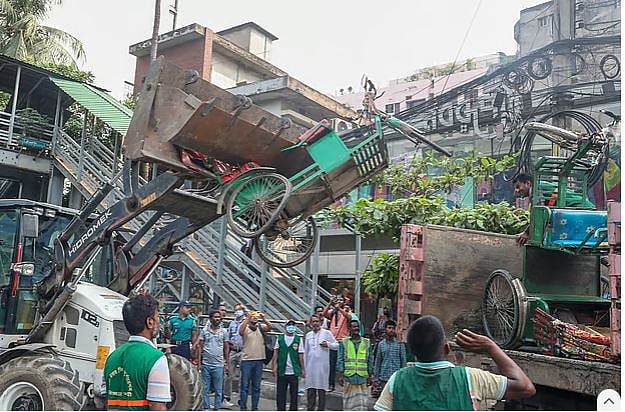 সম্প্রতি ডিএনসিসির অভিযানে অবৈধ ব্যাটারিচালিত রিকশা আটক ও জব্দের পাশাপাশি গুঁড়িয়েও দেওয়া হয়