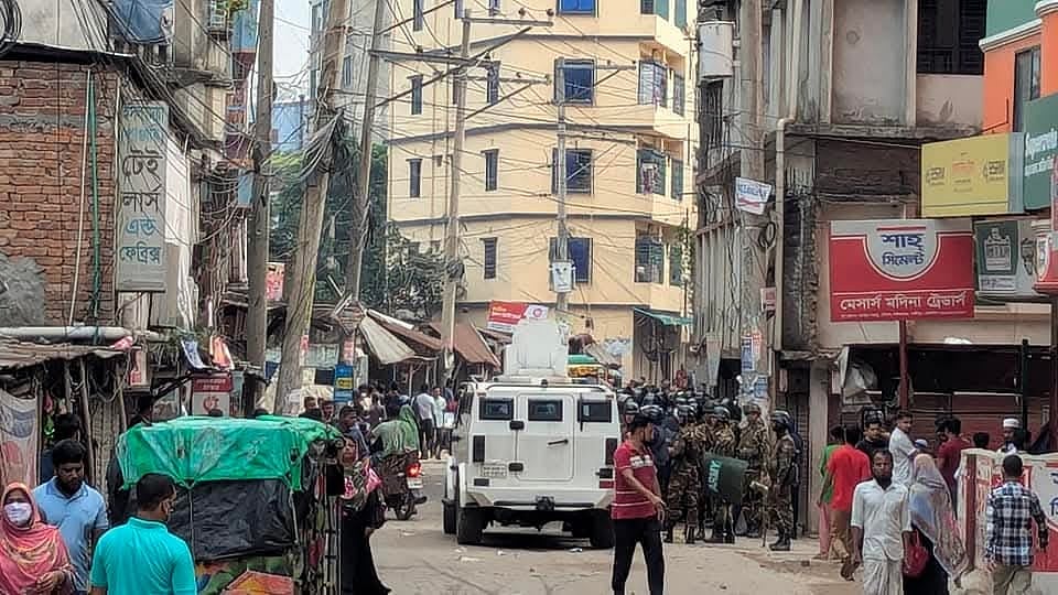 গাজীপুরে কারখানায় ঈদের ছুটি বৃদ্ধির দাবিতে শ্রমিকরা বিক্ষোভ করেন। আজ সোমবার সকালে